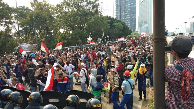 Demo massa berseragam putih abu-abu dan pramuka terjadi di kawasan Palmerah, Jakarta Pusat. (Liputan6.com/Ady Anugrahadi)