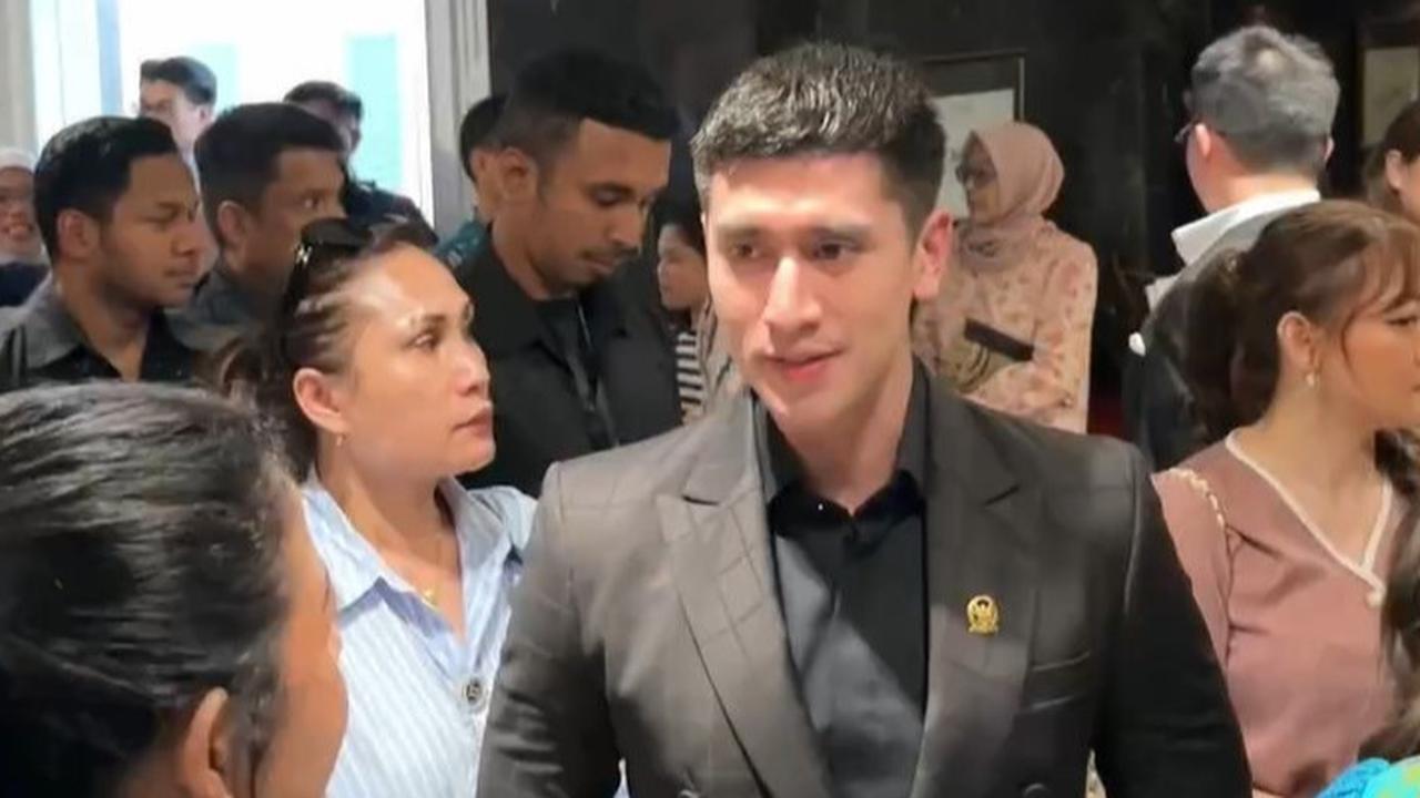 VIDEO: Gaya Verrel Bramasta Berbahasa Inggris & Nyanyi Lagu PAN saat DPR Rapat Naturalisasi