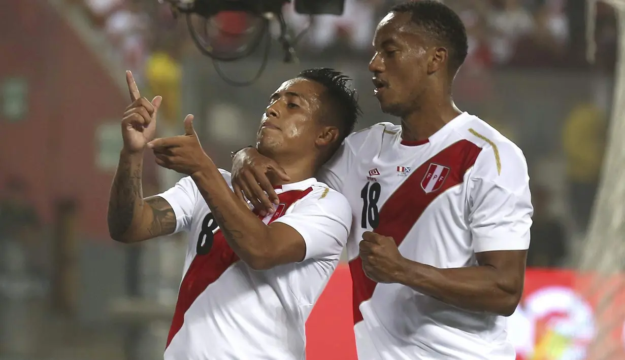 Pemain Peru, Christian Cueva (kiri) merayakan gol ke gawang Skotlandia bersama rekannya, Andre Carrillo pada laga uji coba di Lima, Peru, (29/5/2018). Peru menang 2-0. (AP/Martin Mejia)