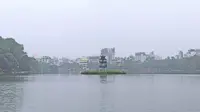 Danau Hoan Kiem menjadi satu di antara destinasi wisata yang wajib dikunjungi saat menyambangi Kota Hanoi, Veitnam. (Bola.com/Ikhwan Yanuar Harun)