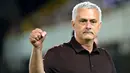 Jose Mourinho merupakan pelatih yang pernah tercatat mendapatkan pesangon terbesar sebanyak dua kali di dua klub yang berbeda. Pria asal portugal tersebut tercatat mendapatkan pesangon sebesar 18 juta pounds dari Chelsea dan 19,6 juta pounds dari Manchester United. (AFP/Alberto Pizzoli)