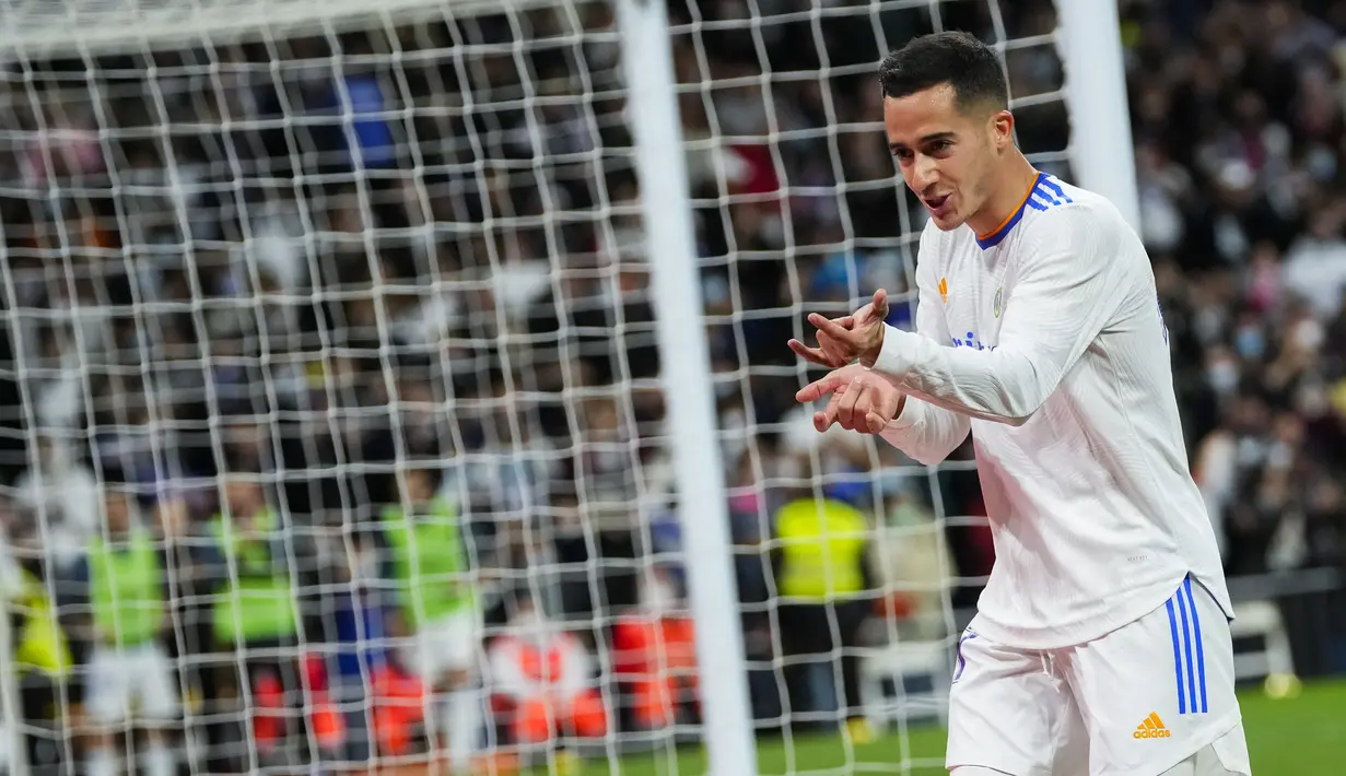 Gelandang Real Madrid, Lucas Vazquez berselebrasi usai mencetak gol ke gawang Getafe pada pertandingan lanjutan La Liga Spanyol di stadion Santiago Bernabeu di Madrid, Minggu (10/4/2022). Real Madrid menang atas Getafe 2-0. (AP Photo/Manu Fernandez)