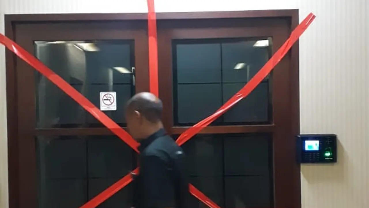 Kecewa dengan Pemecatan Helmy Yahya, Karyawan TVRI Segel Ruangan Dewas