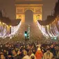Merayakan tahun baru di Paris tak lengkap jika tidak mengunjungi Champs Elysees, Pada malam pergantian tahun baru, menara Eiffel akan semarak oleh cahaya kembang api. (cdn-lejdd.ladmedia.fr)