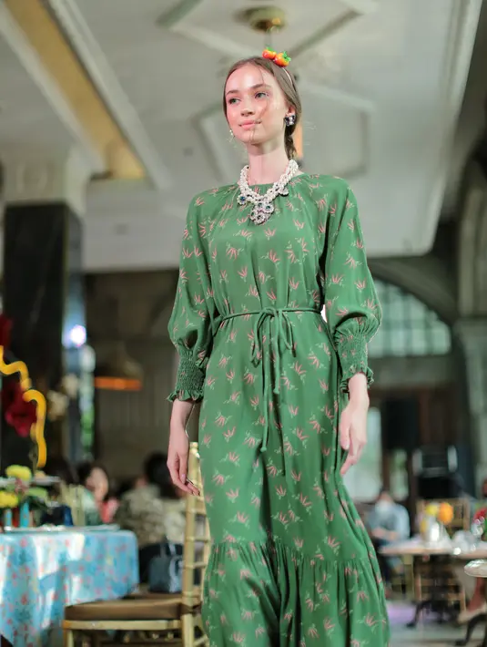 Selain itu, gaun ini juga diciptakan untuk para penggemar traveling karena kainnya sendiri anti-lecek (Foto: Fimela.com/Adrian Putra)