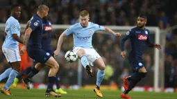 Gelandang Manchester City, Kevin De Bruyne, berusaha melewati gelandang Napoli, Marek Hamsik, pada laga Liga Champions di Stadion Etihad, Selasa (17/10/2017). Manchester City menang 2-1 atas Napoli. (AP/Dave Thompson)