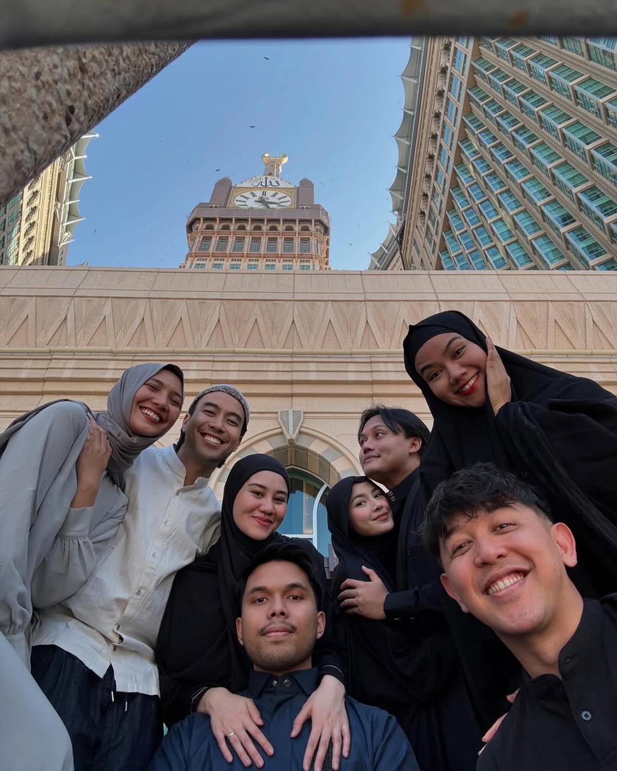 Ke Tanah Suci Bersama, 7 Potret Mahalini dan Aaliyah Massaid Selama Umrah - Penampilannya Tuai Pujian