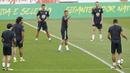 Striker Brasil, Neymar, mengikuti sesi latihan bersama timnas Brasil jelang laga kualifikasi piala dunia 2018 di Porto Alegre, Brasil, Selasa (29/8/2017). Brasil akan berhadapan dengan Ekuador. (AP/Andre Penner)