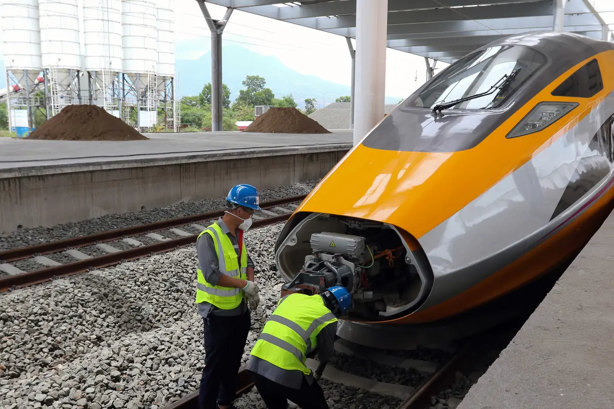 Rangkaian Kereta Cepat Jakarta-Bandung Terparkir di Stasiun Tegalluar