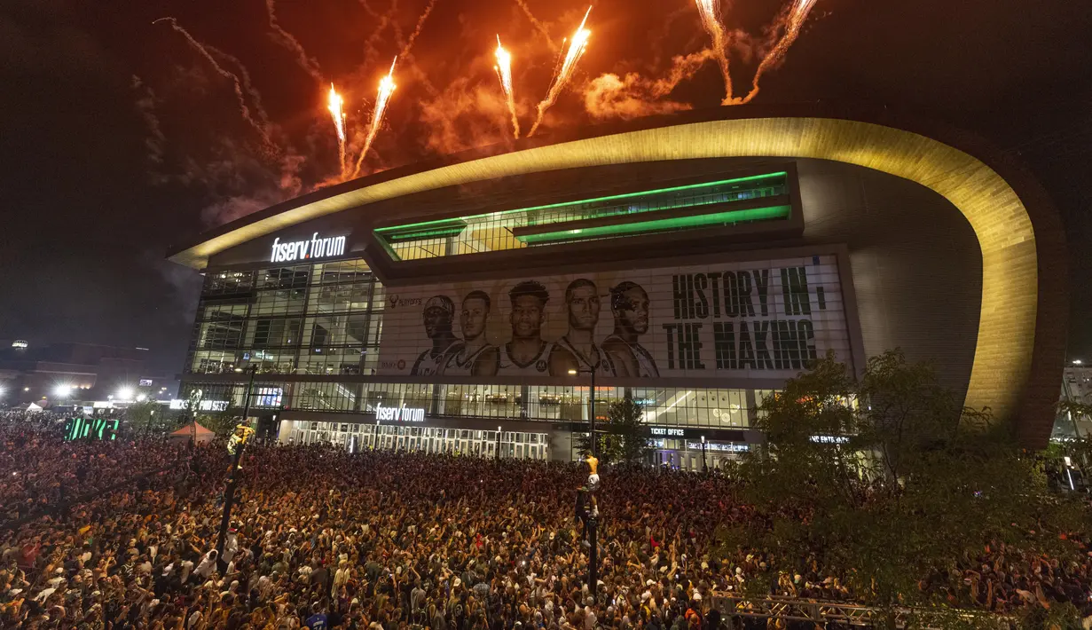 Kembang api meledak di atas Fiserv Forum setelah Milwaukee Bucks mengalahkan Phoenix Suns di Game 6 final bola basket NBA di Milwaukee, Selasa (20/7/2021). Bucks menang 105-98. (AP Photo/Aaron Gash)