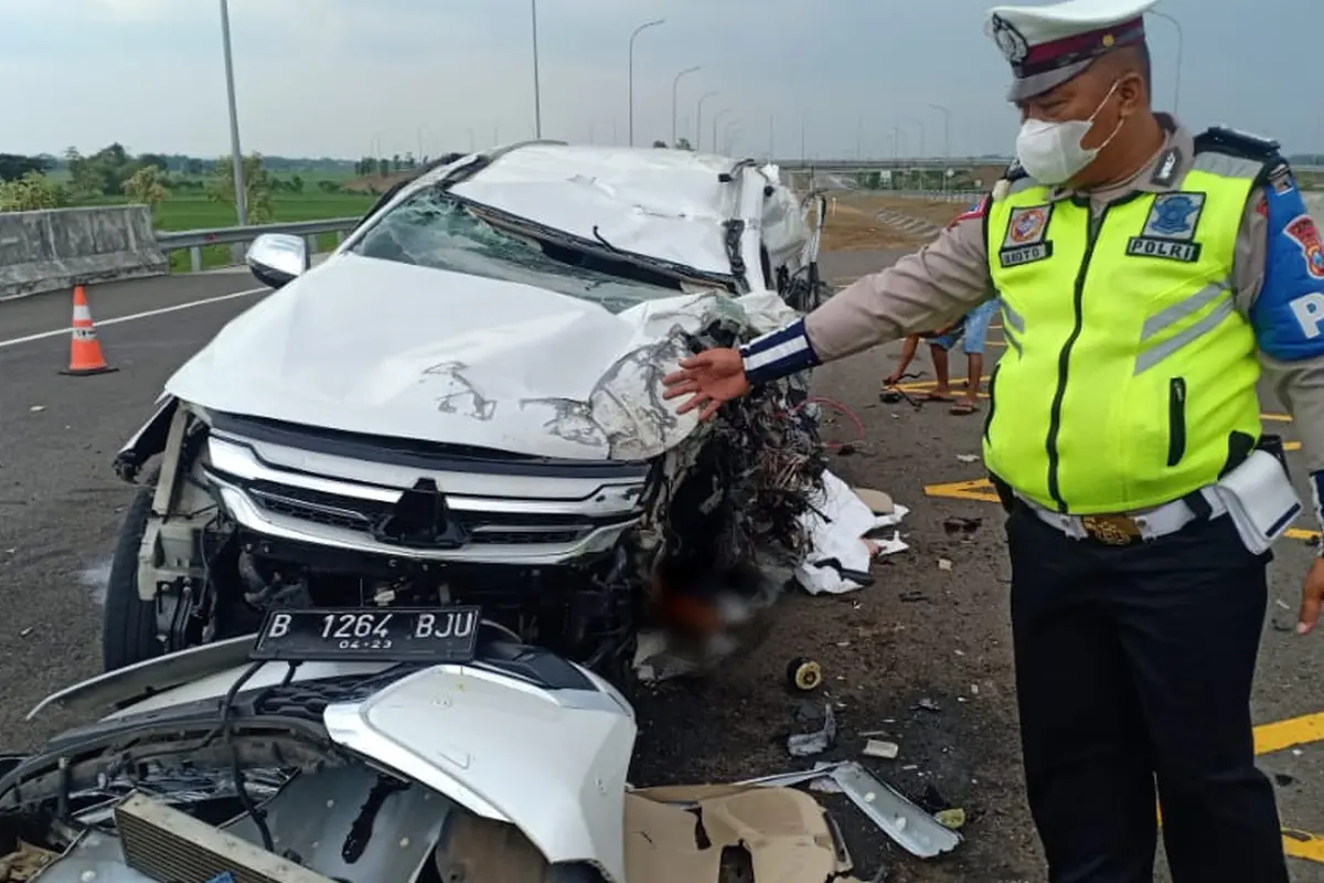 Kondisi Mitsubishi Pajero Sport yang menewaskan Vanessa Angel dan suaminya dalam kecelakaan di Tol Nganjuk. (Twitter)
