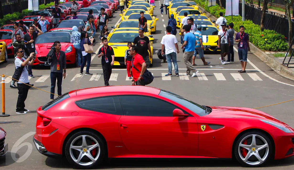 Sekitar 100 mobil Ferrari ikut dalam Ferrari Festival of Speed di BSD City, Tangerang Selatan, Minggu (23/4). Parade Festival of Speed ini merupakan perayaan puncak ulang tahun Ferrari ke-70 di Indonesia. (Liputan.com/Fery Pradolo)