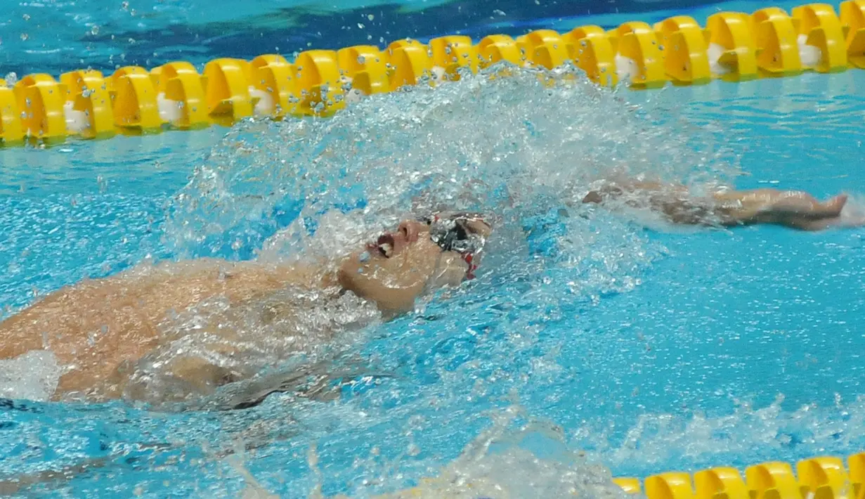 Perenang ESC Bandung, Ricky Anggawijaya saat lomba 200 meter gaya punggung putra Kejuaraan Aquatik Indonesia Open 2017 di Stadion Aquatik GBK, Jakarta, Jumat (15/12). Ricky mencatat waktu 02.04,75 detik. (Liputan6.com/Helmi Fithriansyah)