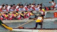 Tim perahu naga putra Indonesia (atas) melaju saat pertandingan babak final nomor 500m Straight Race putra di Zengcheng Dragon Boat Lake, Guangdong, China. (ANTARA)