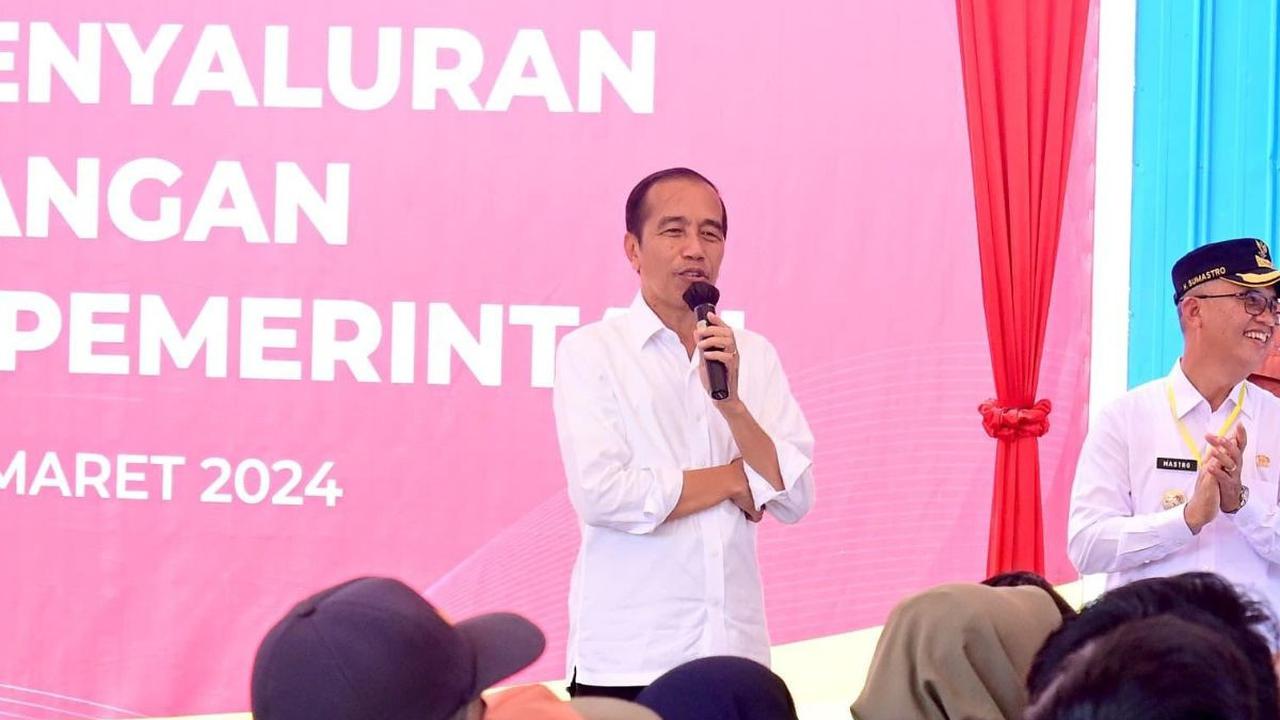 Cara Kocak Jokowi Jelaskan Beras Mahal ke Emak-Emak