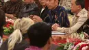Presiden Jokowi berdialog dengan puluhan artis dan musisi papan atas Tanah Air di Istana Merdeka, Jakarta, Kamis (22/3). Musisi yang hadir di antaranya Bunga Citra Lestari, Bimbim, Glenn Fredly, dan Erwin Gutawa. (Liputan6.com/Angga Yuniar)