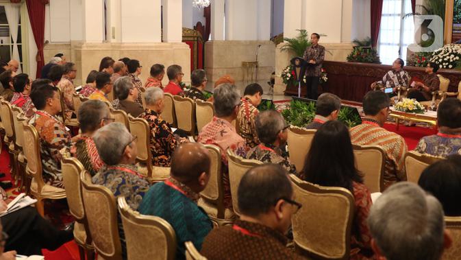 Presiden Joko Widodo menyampaikan sambutan saat membuka Rapat Kerja (Raker) Kepala Perwakilan RI dengan Kementerian Luar Negeri (Kemenlu) di Istana Negara‎, Kamis (9/1/2020). Pembukaan Raker ditandai dengan pemukulan gong oleh Jokowi didampingi Menlu Retno Marsudi. (Liputan6.com/Angga Yuniar)