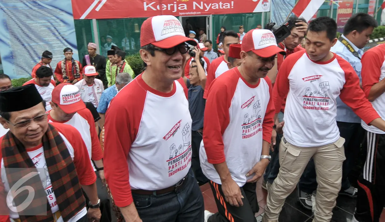 Menkumham Yasonna Laoly saat tiba di LP Klas IIA Narkotika Cipinang, Jakarta, Senin (15/8). Kedatangan Yasonna untuk membuka peringatan HUT RI ke-71 di Lapas Cipinang. (Liputan6.com/Yoppy Renato)