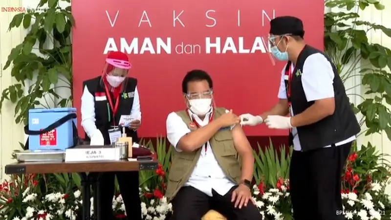 Wiku Adisasmito saat mendapatkan suntikan vaksin COVID-19 di Istana Kepresidenan Jakarta pada Rabu (13/1/2021) (Tangkapan Layar Youtube Sekretariat Presiden)