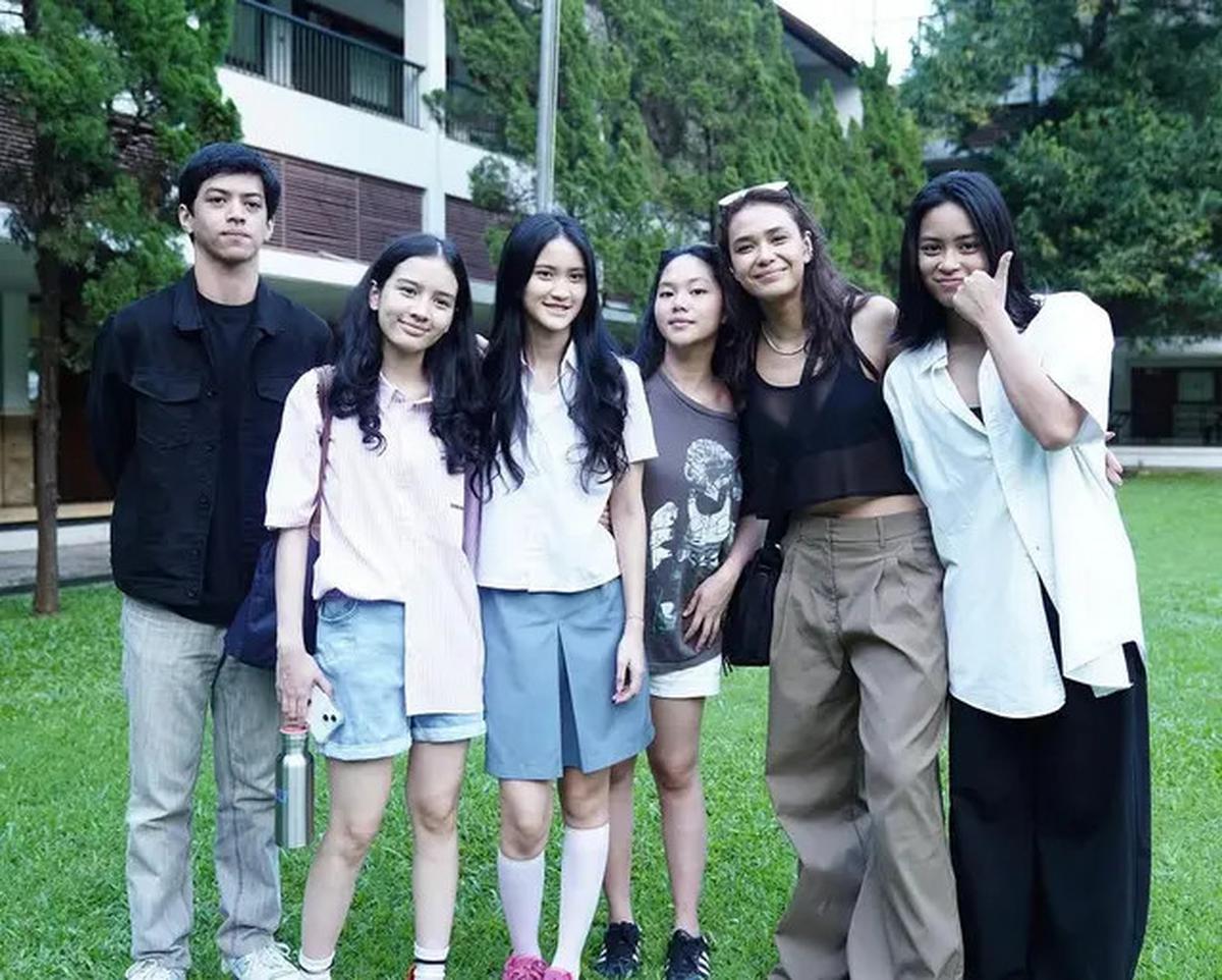 6 Potret Pemain AADC ke Lokasi Syuting Rangga &amp; Cinta, Nostalgia 23 Tahun Lalu