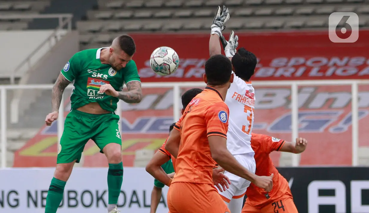 Pemain PSS Sleman, Aaron Evans, menyundul bola saat melawan Persiraja Banda Aceh pada laga BRI Liga 1 di Stadion Madya, Jakarta, Sabtu (11/9/2021). Persiraja Banda Aceh menang tipis atas PSS Sleman 3-2. (Bola.Com/M Iqbal Ichsan)