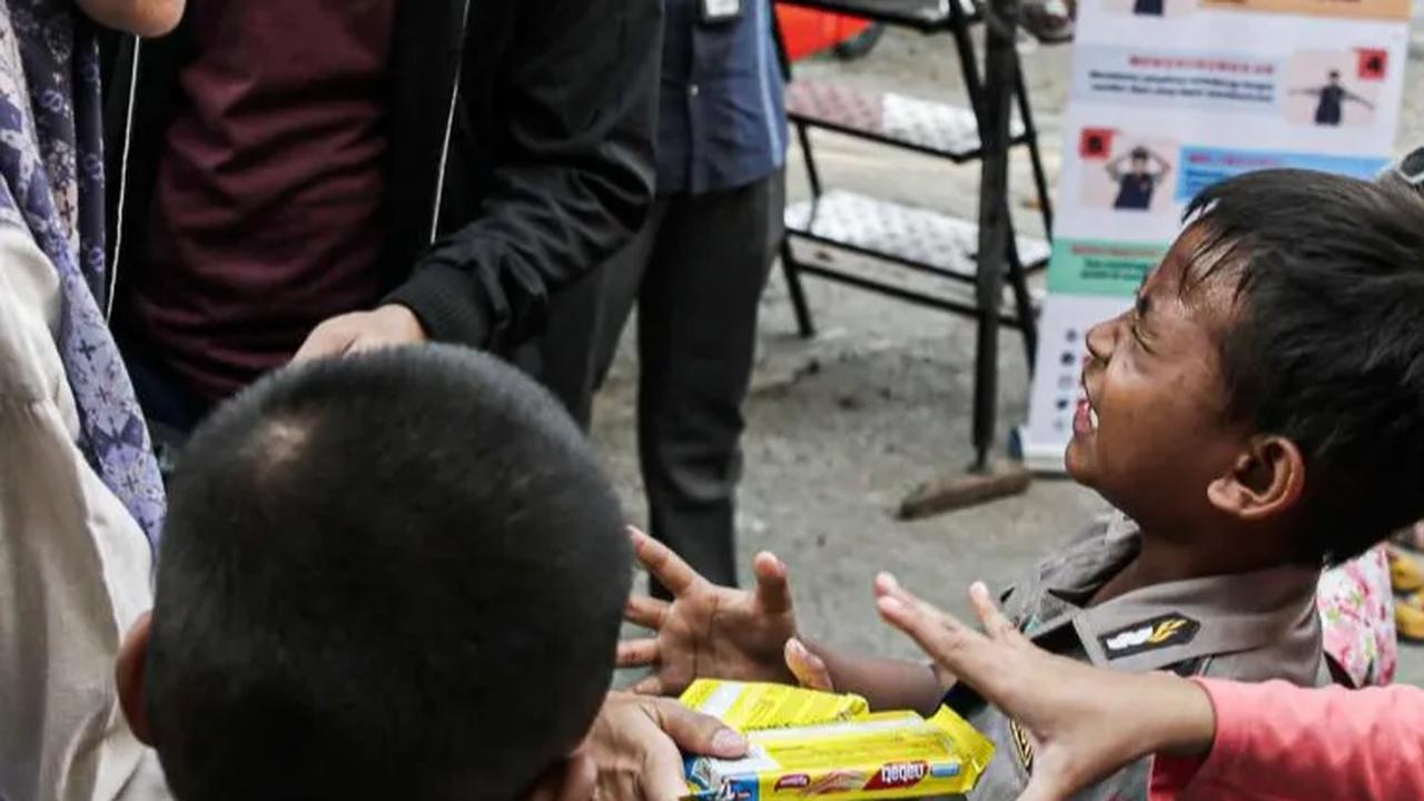 Di tengah menghibur anak-anak, petugas juga memberikan makanan ringan kepada mereka.