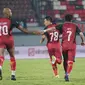 Selebrasi pemain Persija Jakarta, Gustavo Almedia (kiri) bersama rekannya, Ryo Matsumura setelah mencetak gol pertama timnya ke gawang Arema FC pada laga matchday kedua Grup B Piala Presiden 2024 di Stadion Kapten I Wayan Dipta, Gianyar, Bali, Rabu (24/7/2024). (Dok. Persija)