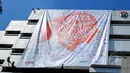 Penurunan Banner Perempuan Anti Korupsi saat peringatan Hari Kartini dan satu tahun hari jadi SPAK di gedung KPK, Jakarta, Selasa (21/4/2015). (Liputan6.com/Yoppy Renato)