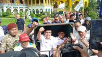 Rico Waas dan Zakiyuddin daftar ke KPU Medan naik bentor