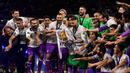 Para pemain Real Madrid larut dalam perayaan pesta juara Liga Champions di Stadion Millenium, Cardiff, Sabtu (3/6/2017). Madrid menang 4-1 atas Juventus. (AFP/Javier Soriano)