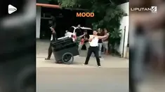 Seorang warga merekam momen lucu saat seorang pria yang berlagak seperti Freddie Mercury bernyanyi di pinggir jalan.