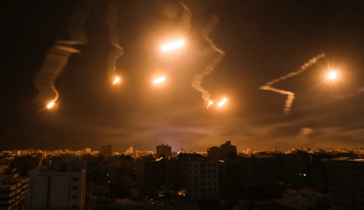Israel menolak tekanan internasional yang semakin besar untuk melakukan gencatan senjata dan menuntut para sandera yang disandera oleh militan Hamas selama serangan mereka di Israel selatan pada 7 Oktober harus dibebaskan terlebih dahulu. (AP Photo/Abed Khaled)