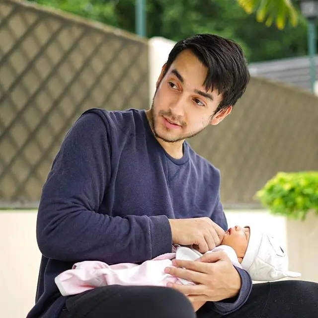 Momen Manis Aliff Alli Bareng Buah Hati (sumber: instagram/aliff_alli)
