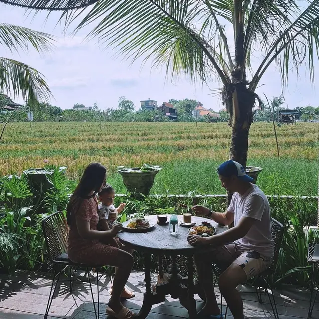 Usir Pengasuh Lalai, Ini 7 Kebersamaan Lucky Perdana dan Lidi Brugman Asuh Anak