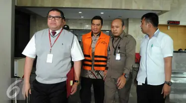 Bupati Rokan Hulu, Suparman mengenakan rompi tahanan usai menjalani pemeriksaan di gedung KPK, Jakarta, Selasa (7/6). (Liputan6.com/Helmi Afandi)