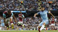 Aksi striker Manchester City, Sergio Aguero (kanan) pada laga kontra West Ham United, di Etihad Stadium, Minggu (28/8/2016). The Citizens unggul 3-1, dan menempati peringkat pertama klasemen sementara Premier League 2016-2017.  (Reuters/Darren Staples)
