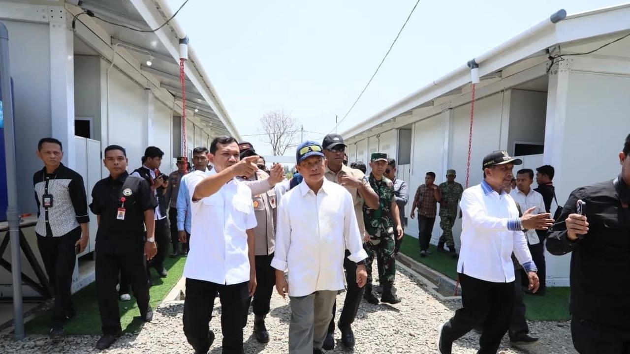 Kasatgas PRR Pascabencana Wilayah Sumatera Tito Karnavian bersama Mensos Saifullah Yusuf dan Wagub Aceh Fadhlullah meninjau Huntara Kabupaten Pidie Jaya
