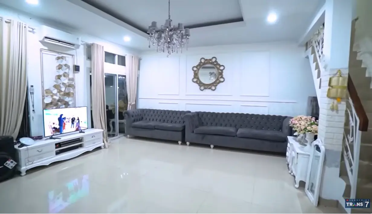 Meski tak terlalu besar, saat masuk ke dalam tampak luas dan tidak banyak sekat. Sedangkan sofa dan beberapa perlengkapan ditata rapi di pinggir dinding. Rumah dengan dominasi warna putih. [Youtube/TRANS7 OFFICIAL]