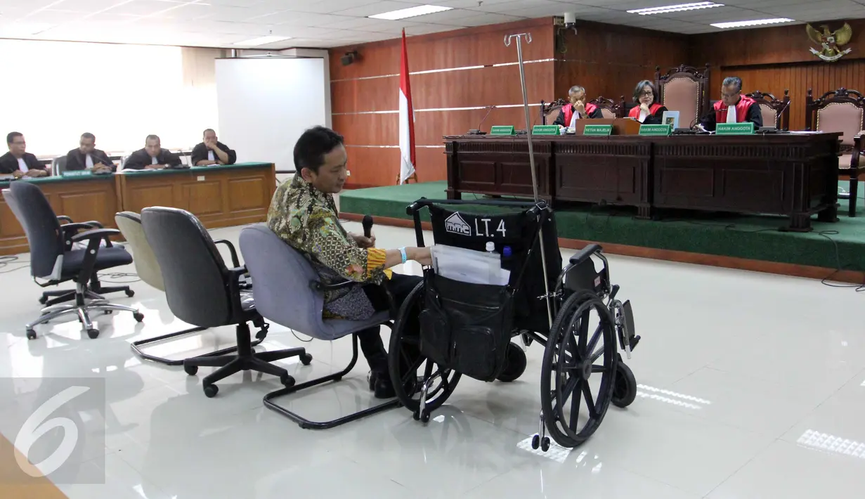 Udar Pristono saat bersiap membacakan pledoi di Pengadilan Tipikor, Jakarta, Senin (7/9/2015). Udar membantah melakukan tindak pidana korupsi pengadaan bus TransJakarta 2012-2013 dan tindak pidana pencucian uang. (Liputan6.com/Helmi Afandi)
