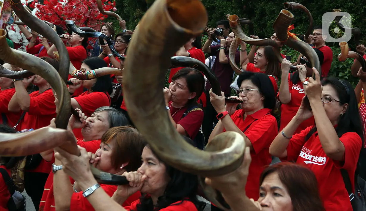 Umat Nasrani memainkan alat musik shofar saat tampil dalam acara Christmas Carol di kawasan Bunderan HI, Jakarta, Jumat (20/12/2019). Alat musik ini terbuat dari tanduk rusa Afrika, cara meniupkannnya bisa dengan nada pendek dan panjang yang memiliki makna yang berbeda. (Liputan6.com/Johan Tallo)
