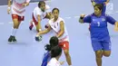 Pemain bola tangan putri Indonesia, Fitri Anggi Yani (tengah) mencoba mengatur serangan saat melawan Thailand pada babak penyisihan grup B Asian Games 2018 di Jakarta, Kamis (16/8). Indonesia kalah 16-34. (Liputan6.com/Helmi Fithriansyah)