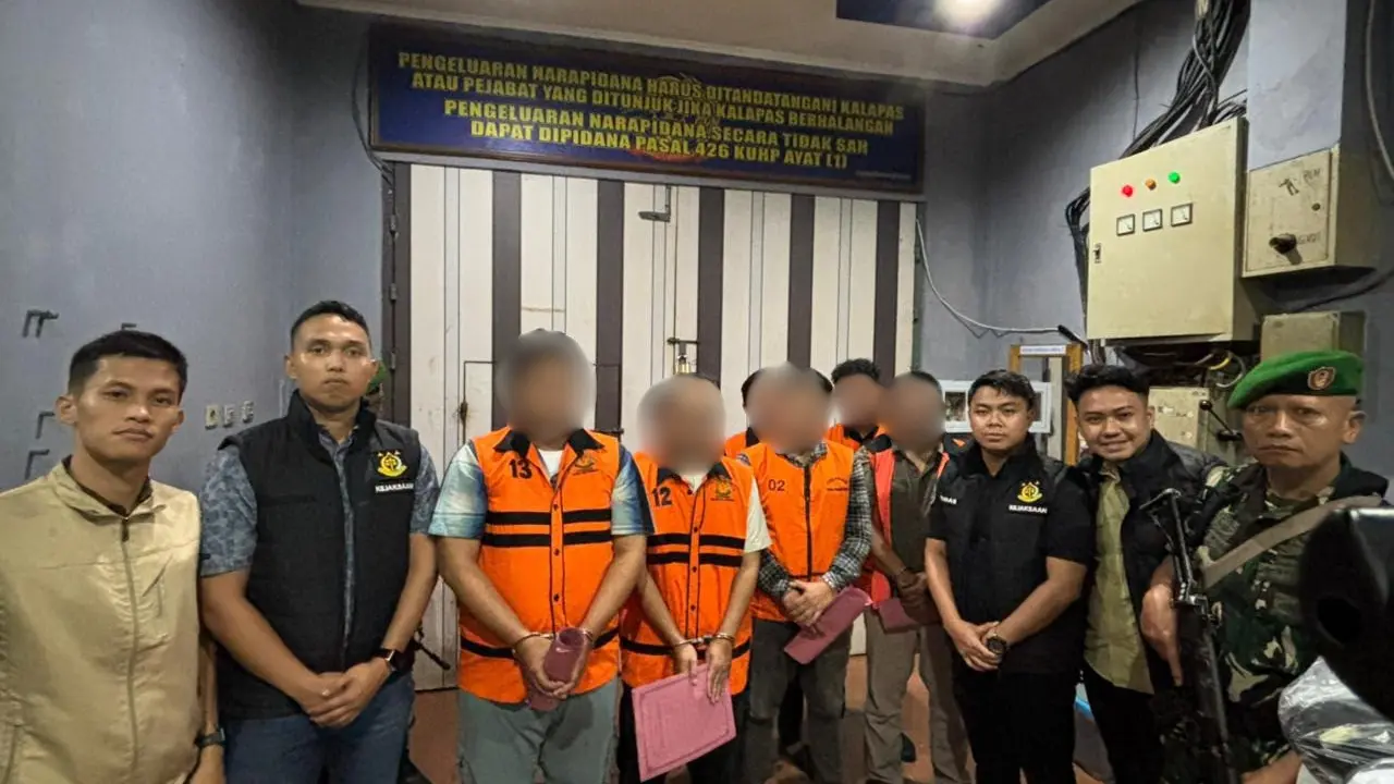 Kejaksaan Negeri (Kejari) Kabupaten Sukabumi, Jawa Barat (Jabar) resmi menahan delapan oknum pegawai bank pelat merah terkait kasus korupsi kredit fiktif.