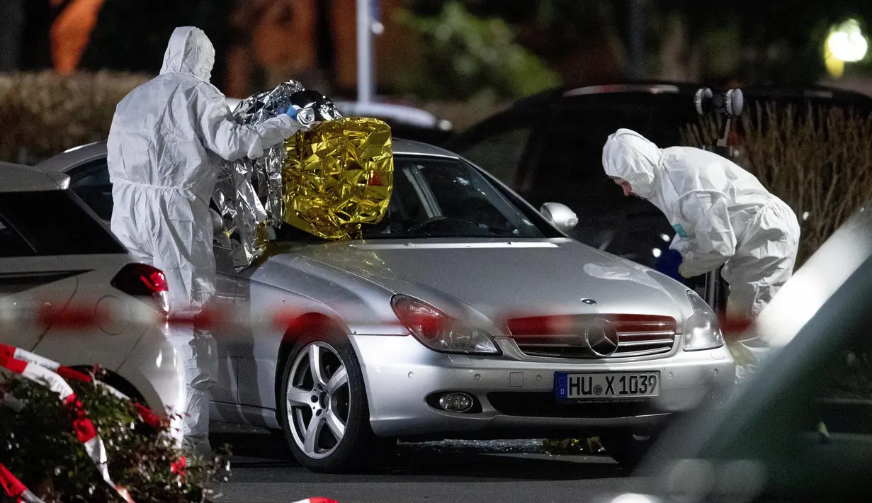 Tim forensik mengecek sebuah mobil yang terparkir tempat penembakan di depan sebuah bar di Hanau, Jerman, Kamis, (20/2/2020). Motif penembakan masih belum diketahui. Menurut polisi, pelaku penembakan lebih dari satu orang dan pelaku utama belum ditemukan.( AP Photo/Michael Probst)