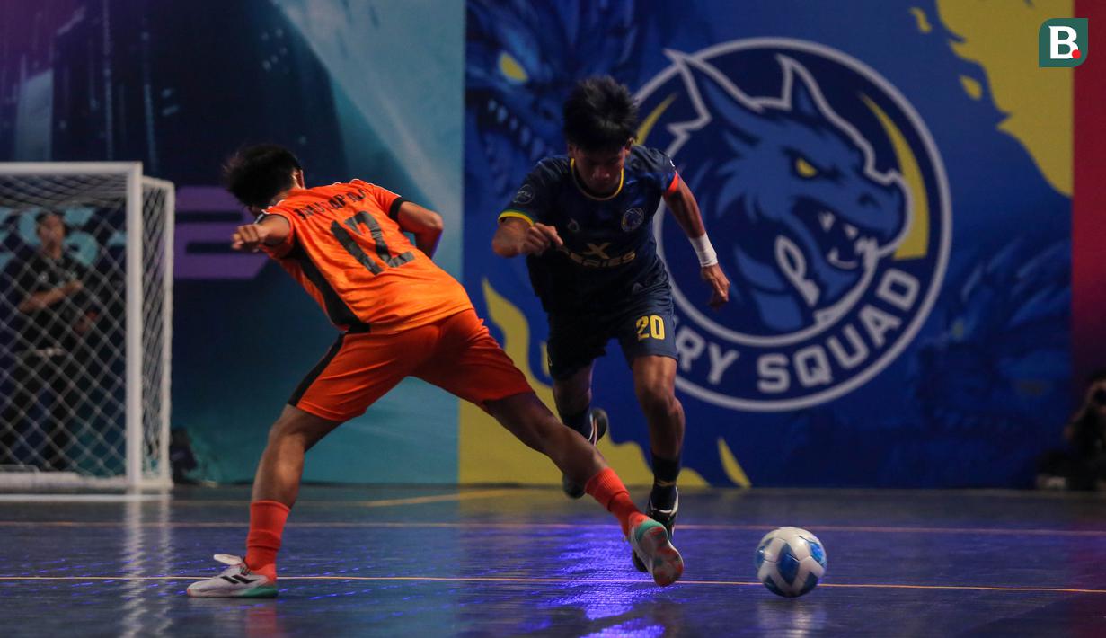 Pemain Fury Squad, Ammar (kanan) berebut bola dengan pemain Nova Titans, Bayu S dalam laga Futsal X Series 2 di GOR UNJ, Rawamangun, Jakarta, Sabtu (17/01/2026). (Bola.com/Bagaskara Lazuardi)