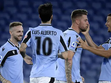 Lazio dikenal sebagai tim yang mempunyai komposisi pemain yang merata justru dari para legiun asingnya. Salah satu negara yang memasok pemain hebat untuk Lazio adalah Serbia. Berikut 5 pemain Serbia yang pernah dan masih memperkuat Lazio hingga kini.  (AFP/Filippo Monteforte)