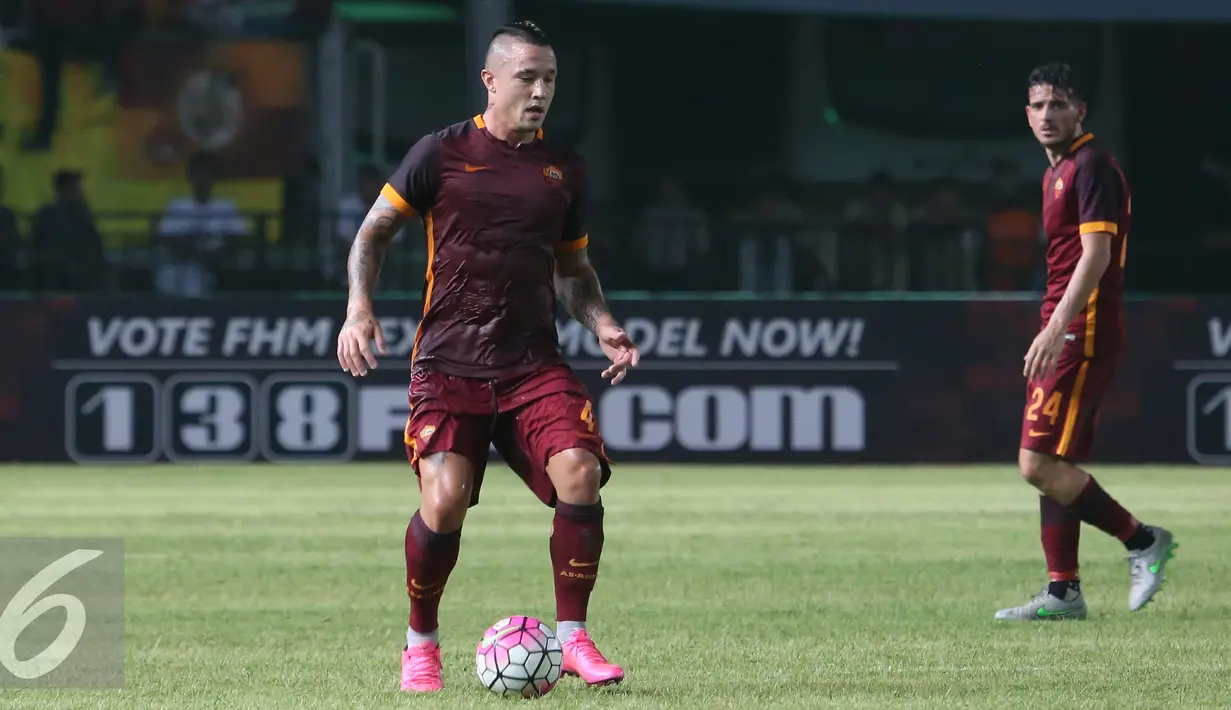 Gelandang Giallorossi keturunan Indonesia, Radja Nainggolan, tampil apik dalam pertandingan di pertandingan AS Roma 2015, SUGBK, Jakarta, Sabtu (25/7/2015). (Liputan6.com/Herman Zakharia)
