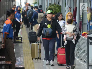 Suasana di Stasiun Pasar Senen, Jakarta, Rabu (29/5/2019). H-7 Lebaran, Stasiun Pasar Senen mulai dipadati penumpang yang ingin mudik ke kampung halaman masing-masing. (merdeka.com/Imam Buhori)
