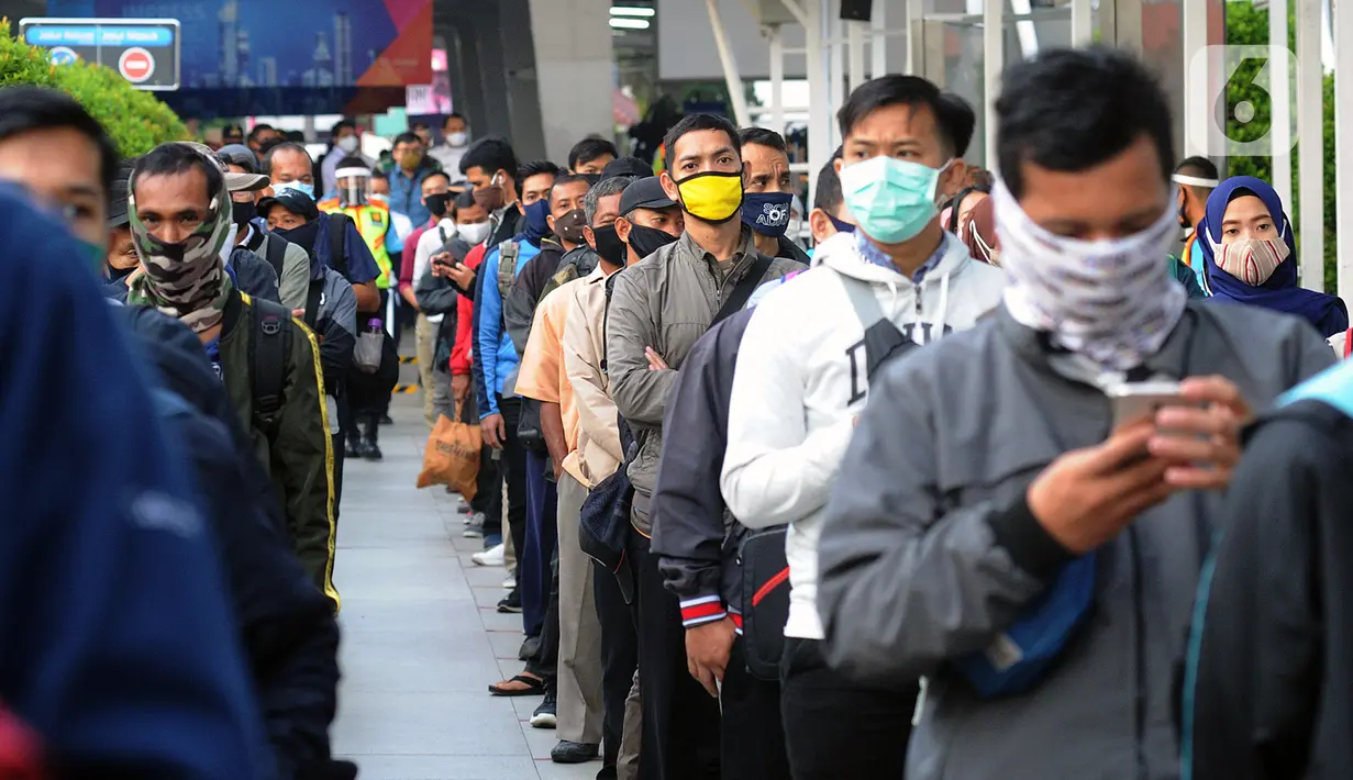 Antrean penumpang KRL Commuterline di Stasiun Bogor, Jawa Barat, Selasa (9/6/2020) pagi. Puluhan polisi, TNI, Satpol PP, dan petugas stasiun diterjunkan untuk memandu penumpang mengantisipasi antrean panjang seperti kemarin. (merdeka.com/Arie Basuki)