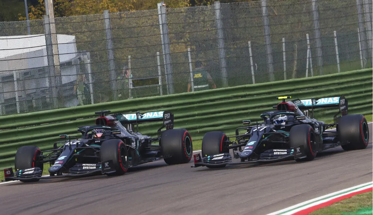 Pembalap Mercedes Lewis Hamilton dan pembalap Mercedes Valtteri Bottas dari Finlandia membuat lap kehormatan bersebelahan setelah menempati posisi pertama dan kedua pada F1 GP Emilia Romagna di arena balap Enzo dan Dino Ferrari, Imola, Italia, Minggu (1/11/2020). (Davide Gennari/Pool Photo)