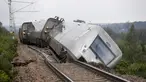 Sebuah kereta yang membawa 120 penumpang terlihat tergelincir antara Iggesund dan Hudiksvall di Swedia, Senin 7 Agustus 2023. (Mats Andersson/TT News Agency via AP)